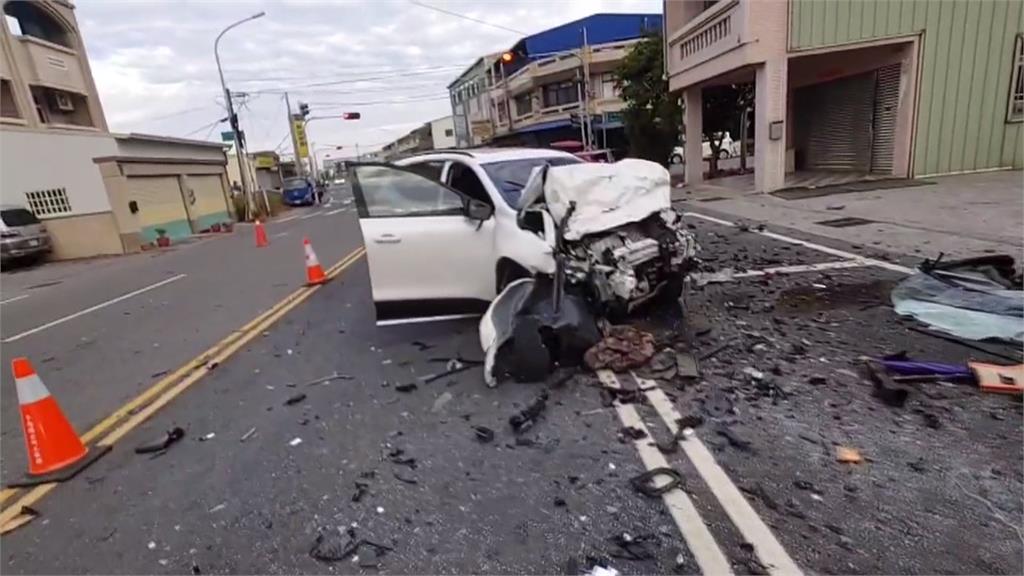 雲林斗南3車相撞! 小貨車"車頭解體"2死2傷