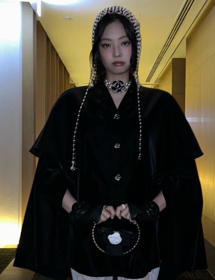 盤點7套 Jennie的「Chanel 山茶花搭配」！從紅毯到私服穿搭　人間香奈兒不是說假的！
