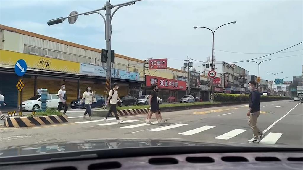 影片曝光!等行人過後也挨罰? 警認5B9A舉發疑義撤單