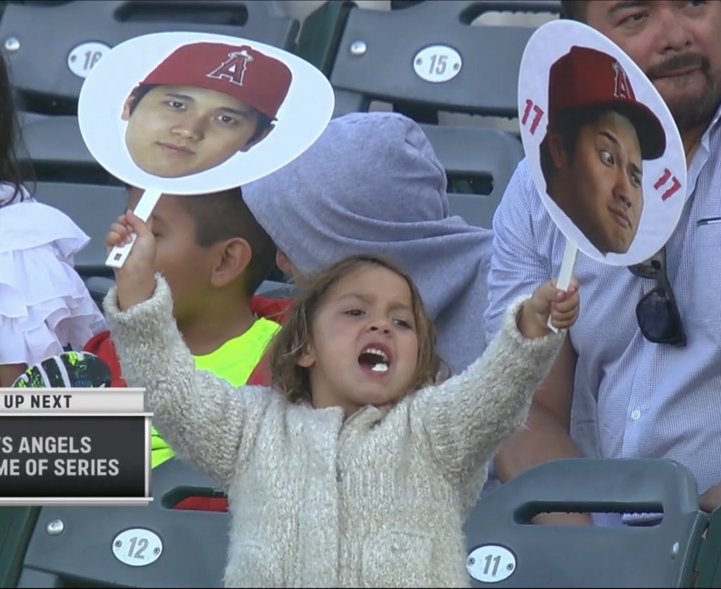 MLB／可愛小妹妹卯起來幫大谷翔平加油！高舉雙手「過激萌表情」全被拍