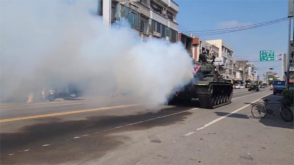 坦克沿路噴黑煙如"烏賊車" 十軍團:柴油引擎正常現象
