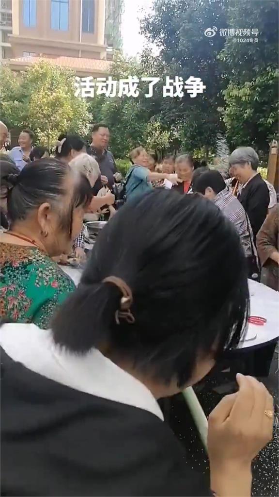 大媽端午搶包粽!丟米、打人菜倒水溝 中國網友噴丟臉:免費屎搶不搶?
