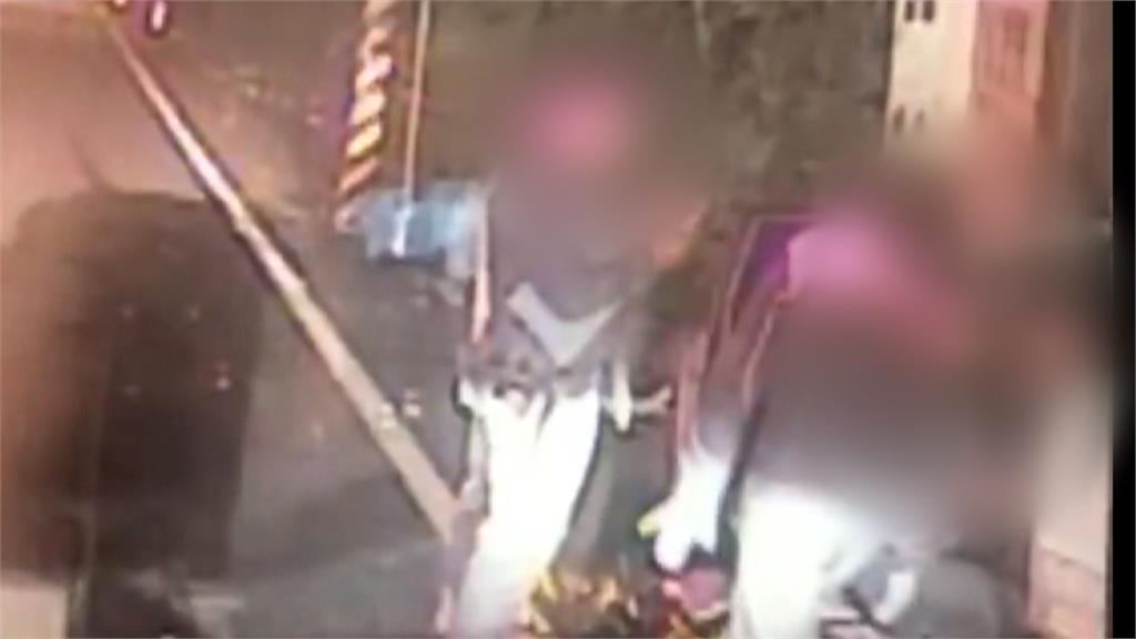 疑超車不慎直衝路旁 彰化轎車失控撞破農舍鐵門