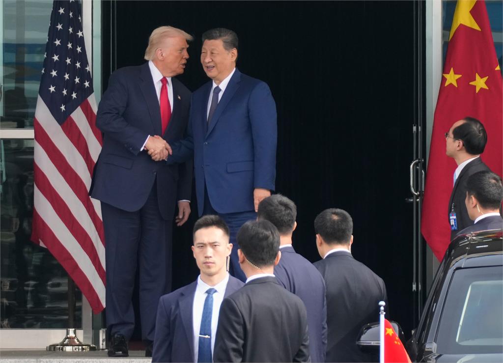 川習會同框「1超自然現象」嚇爛中網!習近平被抓「不科學離地逼近川普」畫面曝光