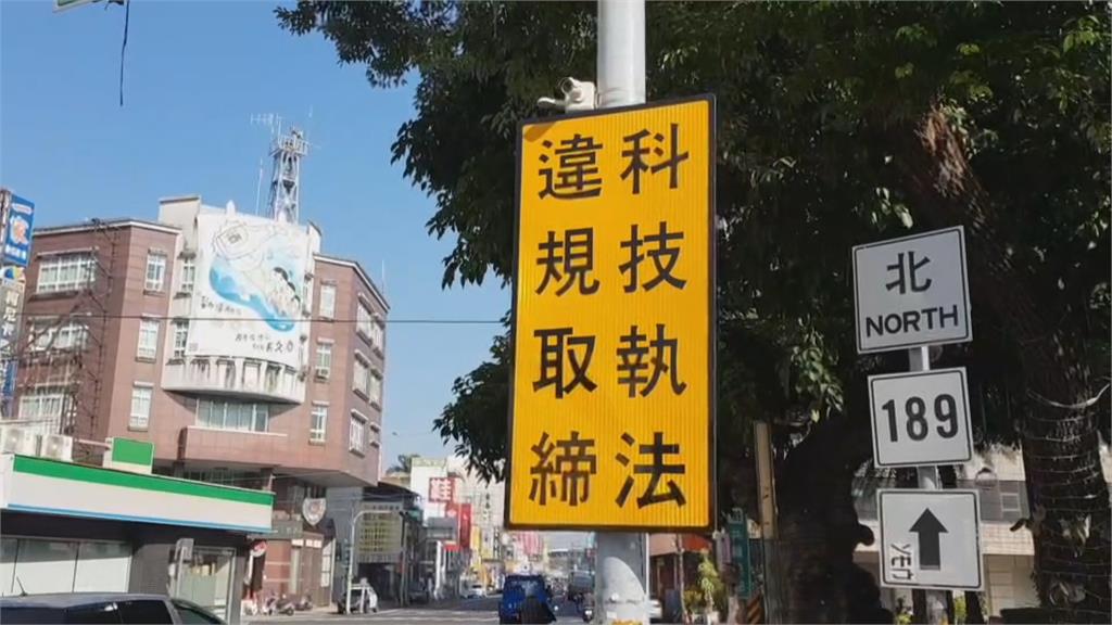 躲檢舉拿紙板蓋車牌又掀後車廂 「殭屍車」白忙了!