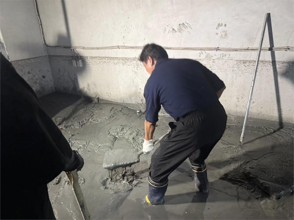 傅崐萁首張鏟泥照真相曝！竟是E人志工「當場塞鏟子」起哄：大家想看你挖啦