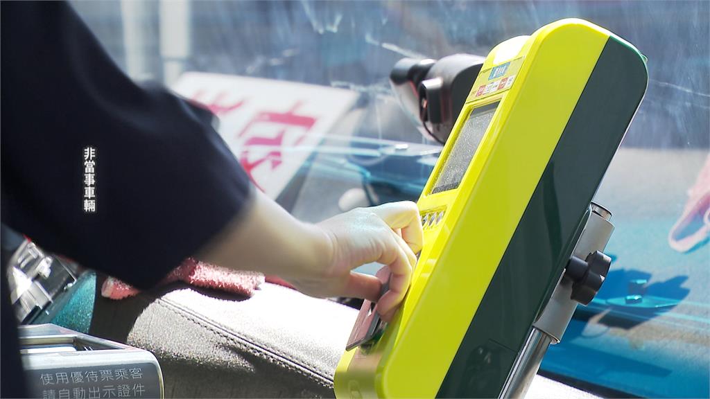 悚！公車司機邊開車邊看職棒比賽　乘客目擊嚇壞