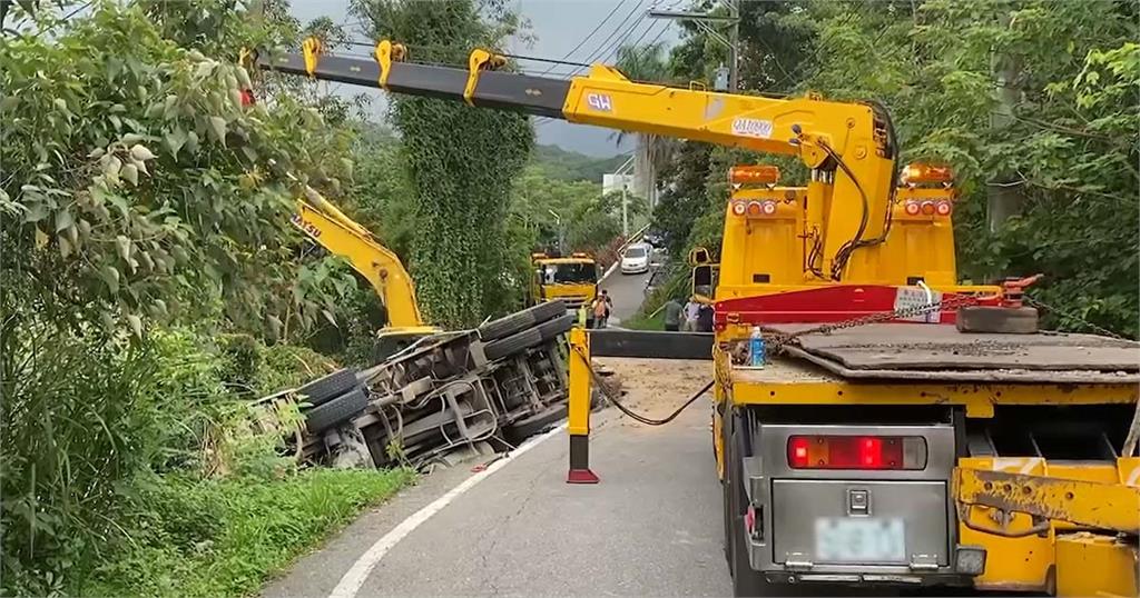 快新聞/龍潭砂石車滑落邊坡「整台翻覆」 被電桿卡住近500戶停電
