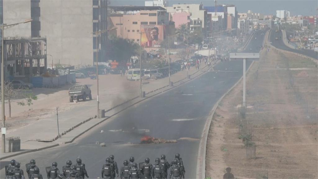 塞內加爾總統「無限期延後」大選　民眾上街抗議遭鎮壓