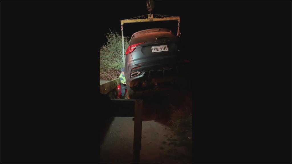為禮讓他車!倒車不慎卡懸崖6小時 駕駛被拉出驚魂未定