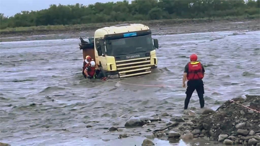 宜蘭暴雨狂轟蘭陽溪暴漲　卡車受困！消防架繩索渡河救援