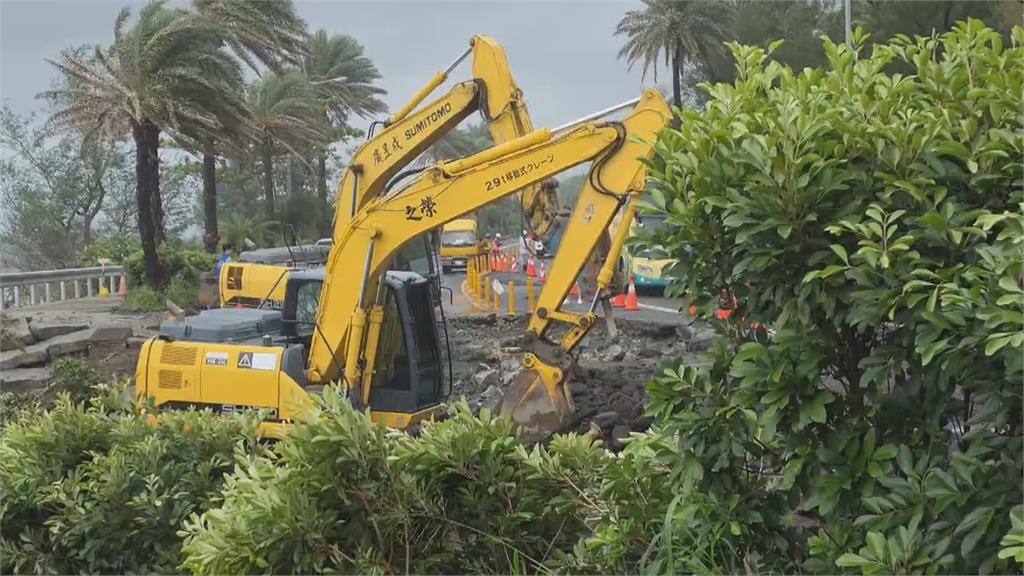 斷成好幾截　台26線驚現2公尺深坑　地下水管全扯斷　工程全力搶修