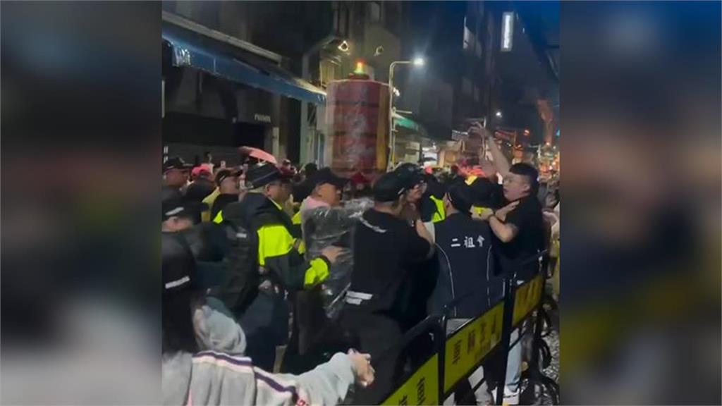 大甲媽回鑾「黑衣人搶轎」正妹遭警壓地撞到頭！命理師曝大忌：恐不被保佑