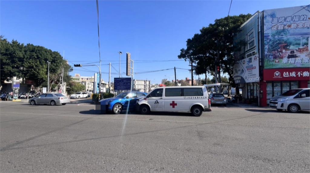 未聽到警示聲？　休旅車與救護車碰撞　1人輕傷