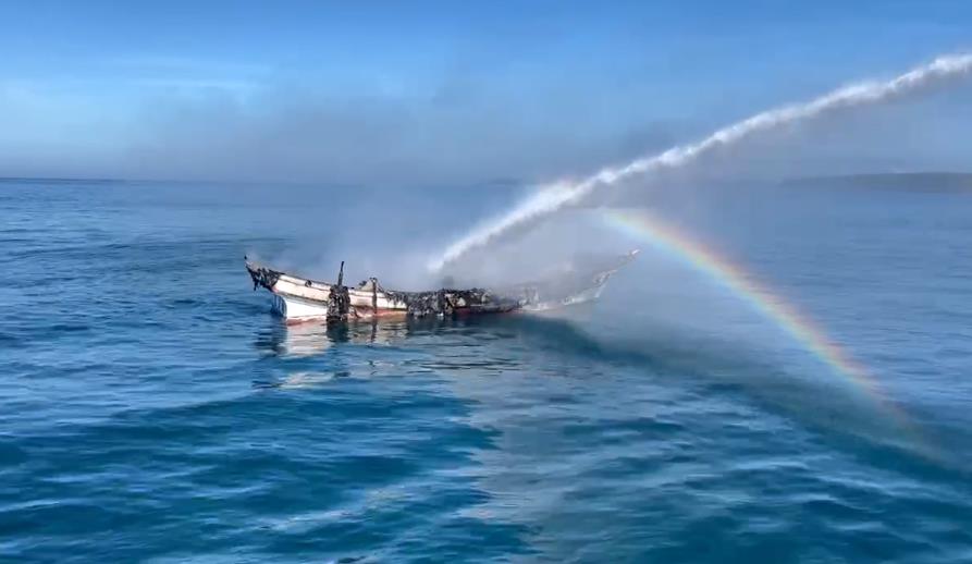 快新聞／黑煙直竄！澎湖外海漁船驚傳失火　船長急跳海逃生獲救