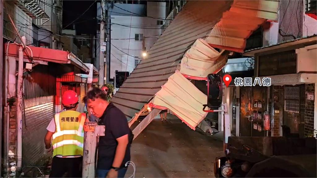 桃園狂風樹木遭攔腰吹斷　多處民宅頂加鐵皮被吹掀
