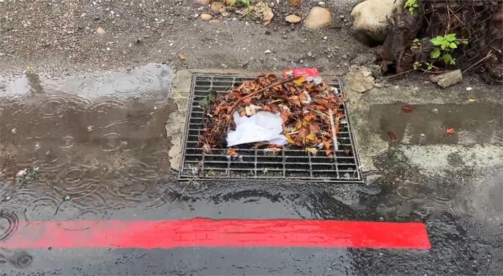 南投3男分乘兩機車"撞路樹"　跌落3米圳溝
