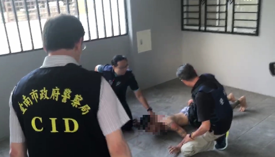 快新聞/林士傑案「口罩男」攻堅畫面曝!警前後包抄 他僅穿內褲狼狽趴地上