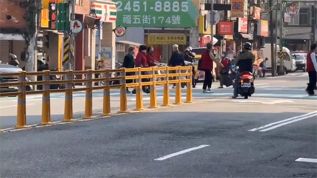 基隆３個月發生上百起行人事故　交通隊設「雙柱型護欄」避免