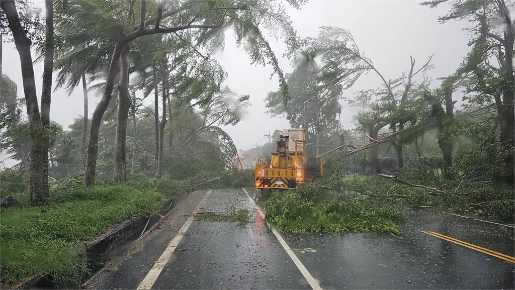 快新聞／海葵颱風挾狂風暴雨！　台東破「2萬戶停電」搶修中