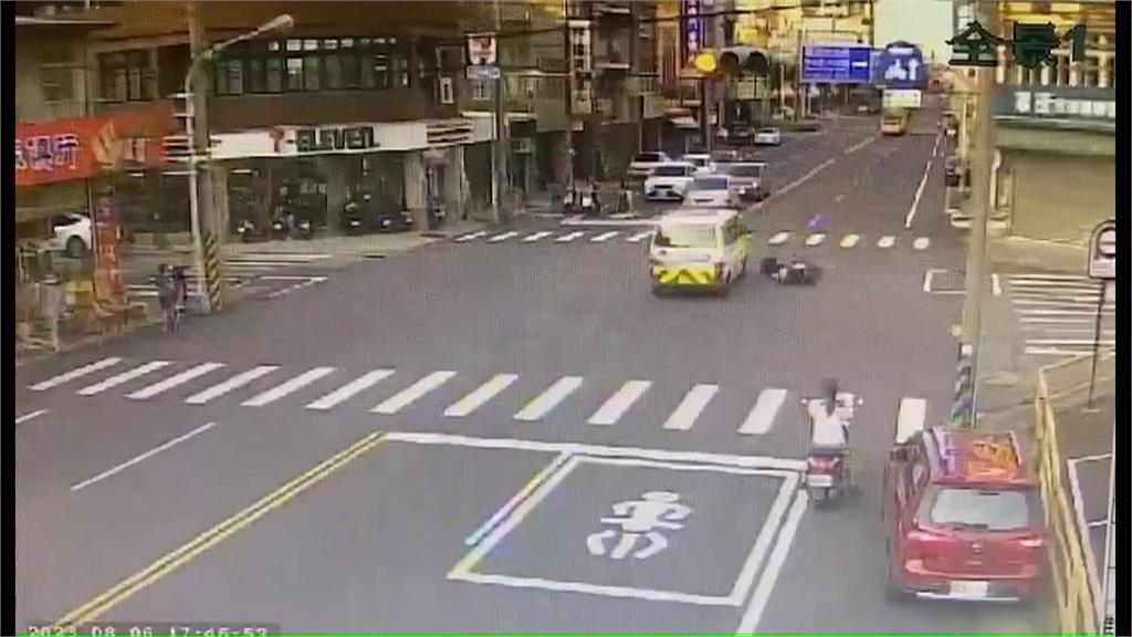 騎士禮讓救護車急煞釀擦撞 急叫支援「1次要2台」