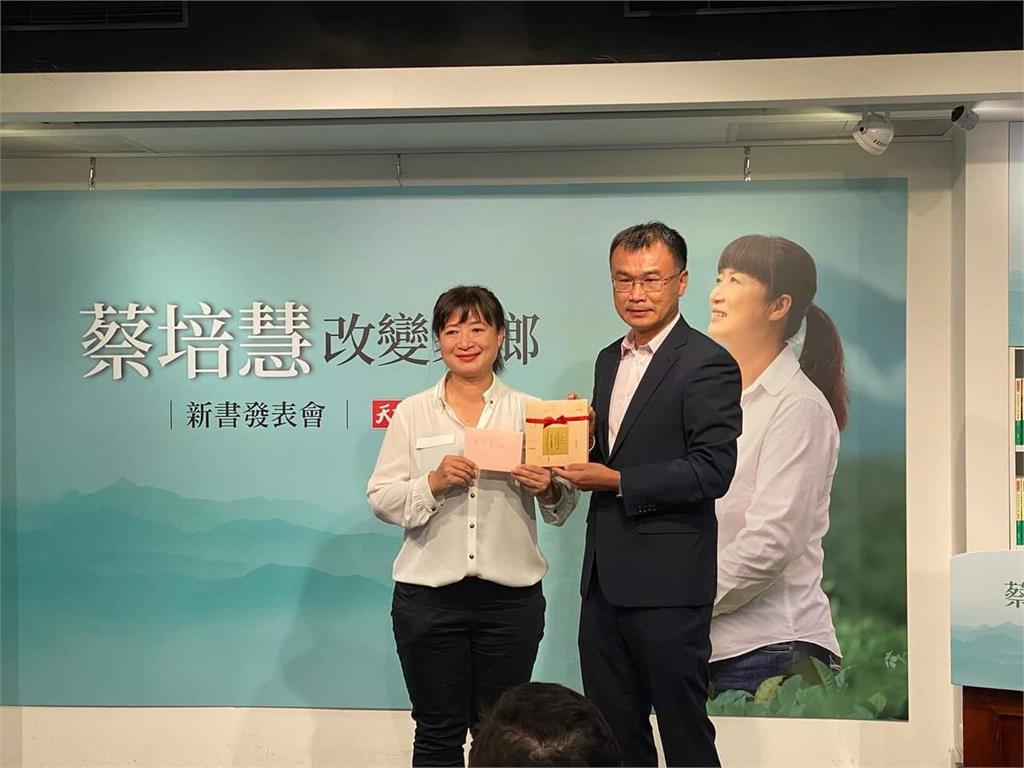 新書發表會母親、胞弟驚喜現身! 蔡培慧淚灑記者會向媽媽告白