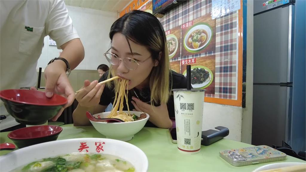 中國青年首遊台!奔飲料店驚呼「週六竟沒開」 推1搖飲:每天一杯都算少