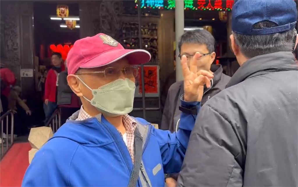 快新聞／接二連三！黃國昌初一到新莊發紅包　遭民眾開嗆「美國人爸爸」