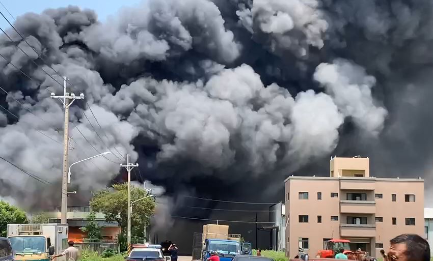 快新聞／台中清水塑膠工廠大火  火勢猛烈濃煙竄天1公里外都看得到
