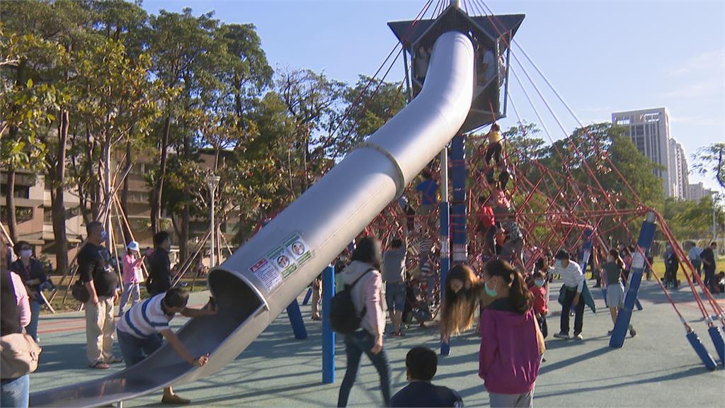 高雄特色公園好好玩！　攀爬網溜滑梯超刺激　滑步賽道享受速度感