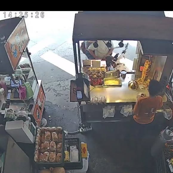 台中不滿取餐等太久　外送員竟怒撞攤車飆罵