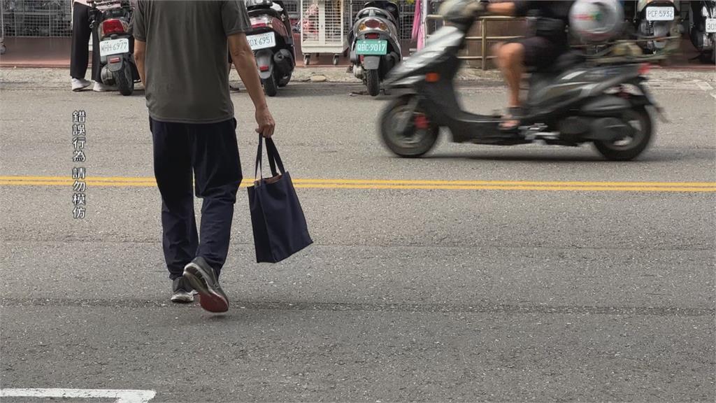 嚇壞！小朋友突衝出穿越馬路　被撞上翻了兩圈