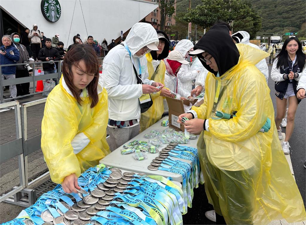 【淡江傳真】淡江青銀志工280人 熱情助陣萬金石馬拉松 服務人數創新高