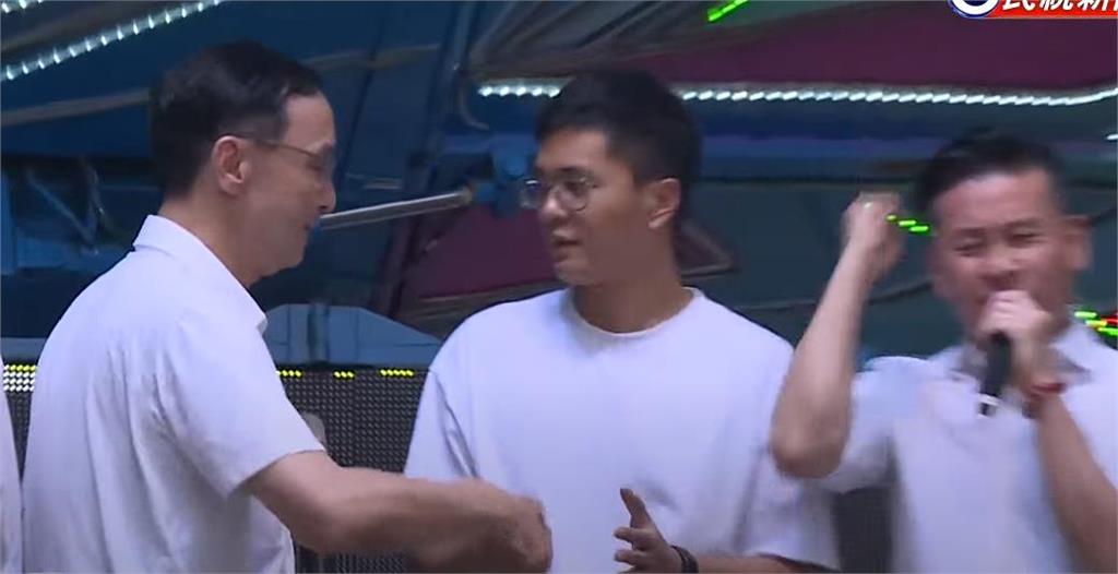 朱立倫宣講大螢幕驚見「女團火辣熱舞」直播全放送!全網看傻:這能播嗎