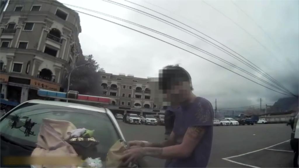 男帶妻小搭火車睡過站無處去 「睡進別人車過夜」又偷雜貨店