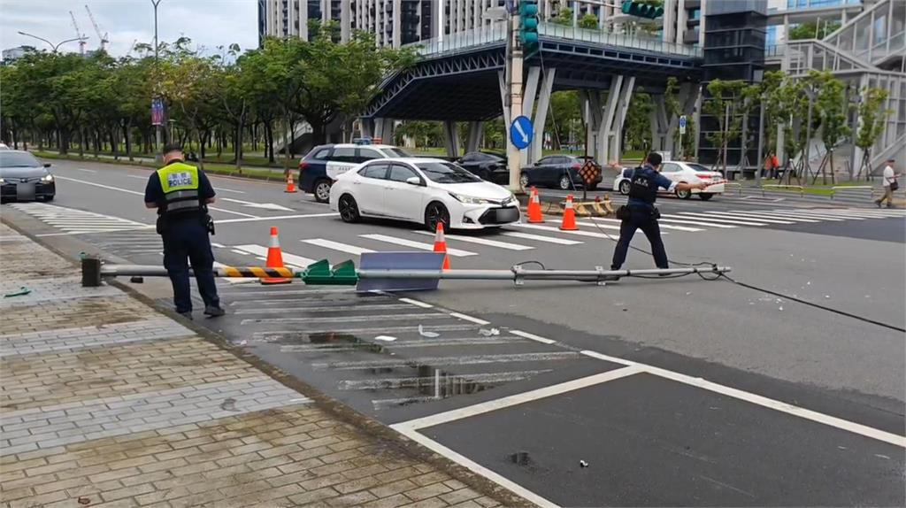 快新聞／南港車站前人行號誌清晨遭機車撞上傾倒！騎士無生命跡象緊急送醫