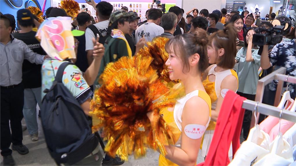 大巨蛋遠東"光之花園"歡慶開幕 中信兄弟啦啦隊熱力應援