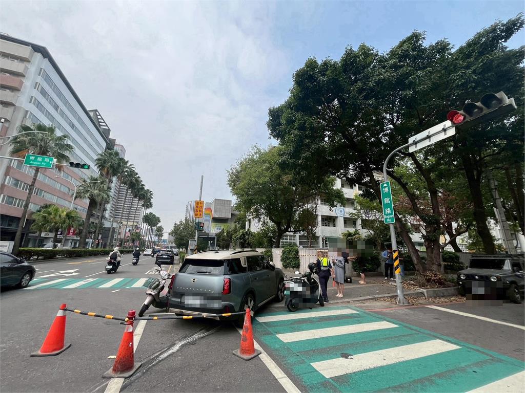 快新聞／連撞4機車！台中小客車右轉失控　直衝待轉區
