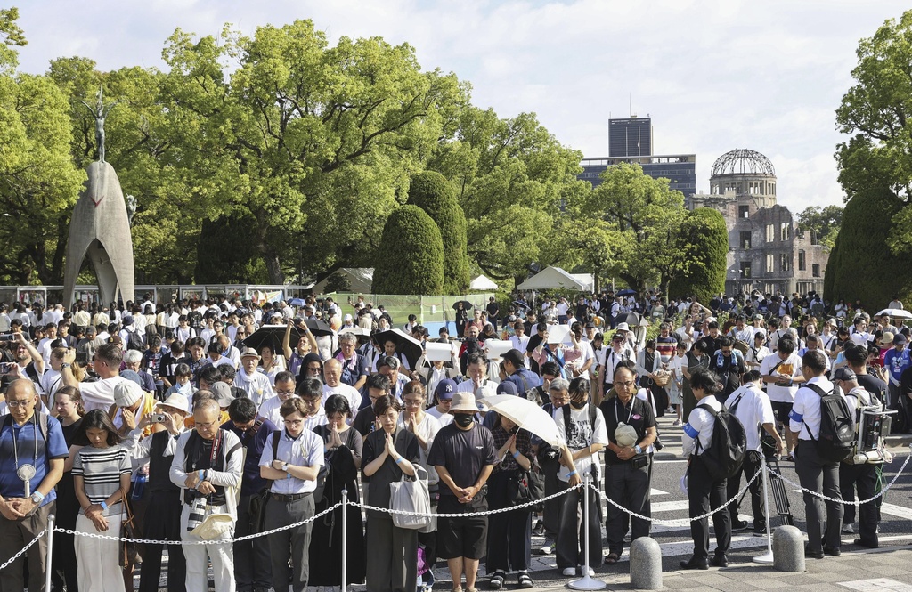 原爆80週年和平儀式 駐日代表李逸洋與美大使葛拉斯握手寒暄