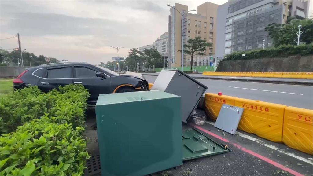 高雄15歲少年開車闖燈又拒檢　自撞變電箱害400多戶停電