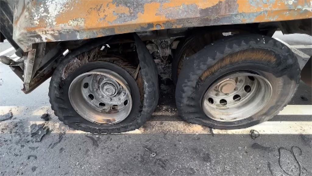 西濱通霄段清晨火燒車 砂石車爆胎後輪突冒火幸無傷亡