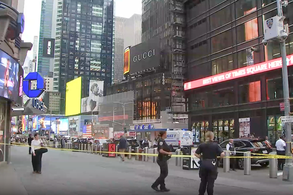 快新聞／紐約時代廣場驚傳刺殺！女子持刀攻擊路人遭警擊斃　釀2死1傷