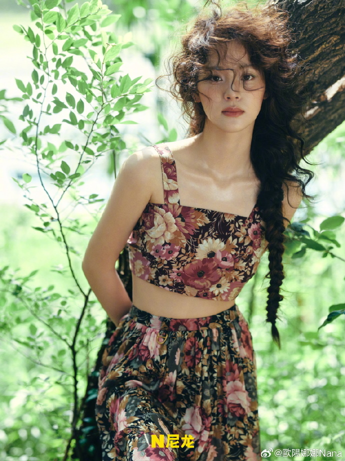 歐陽娜娜遭亂傳「國籍被註銷」中國咖位大提升!破尺度「半身全空」網瘋看:長大了
