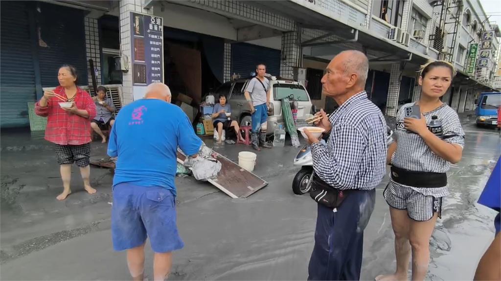泥水灌進光復鄉！民眾困家中　皮卡車隊救援.部落青年發食物