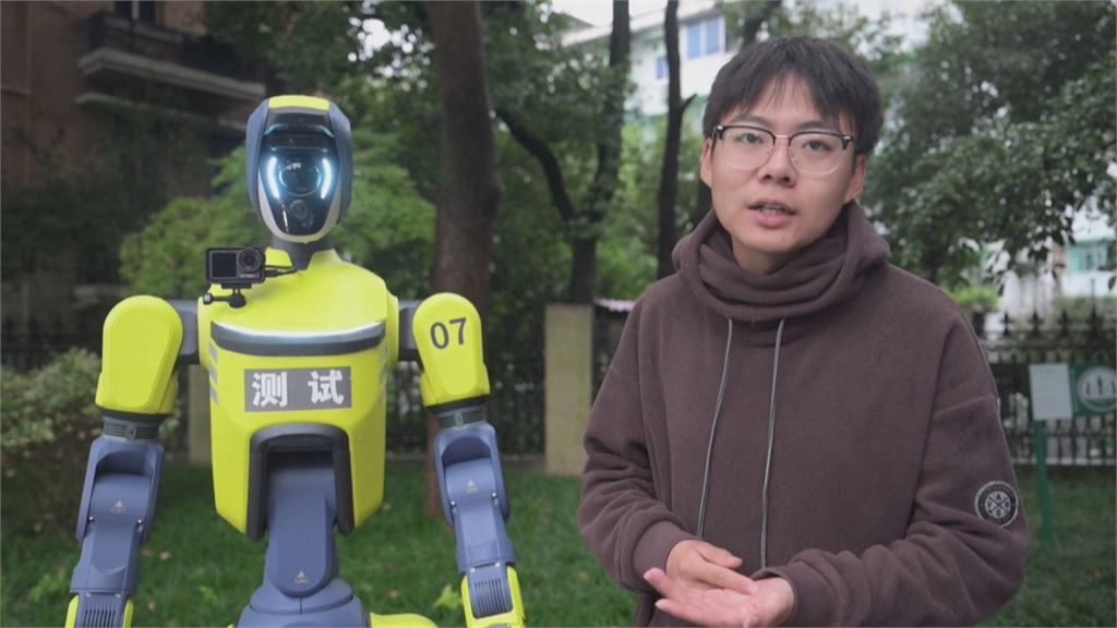「金童玉女」顧交通？　上海交警機器人像紙紮人　網友：嚇人