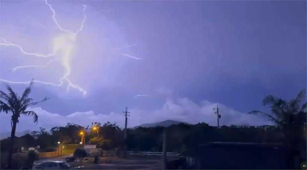 如獲「天然冰桶」！南部週日午後雷陣雨各地降冰雹　恆春閃電不斷