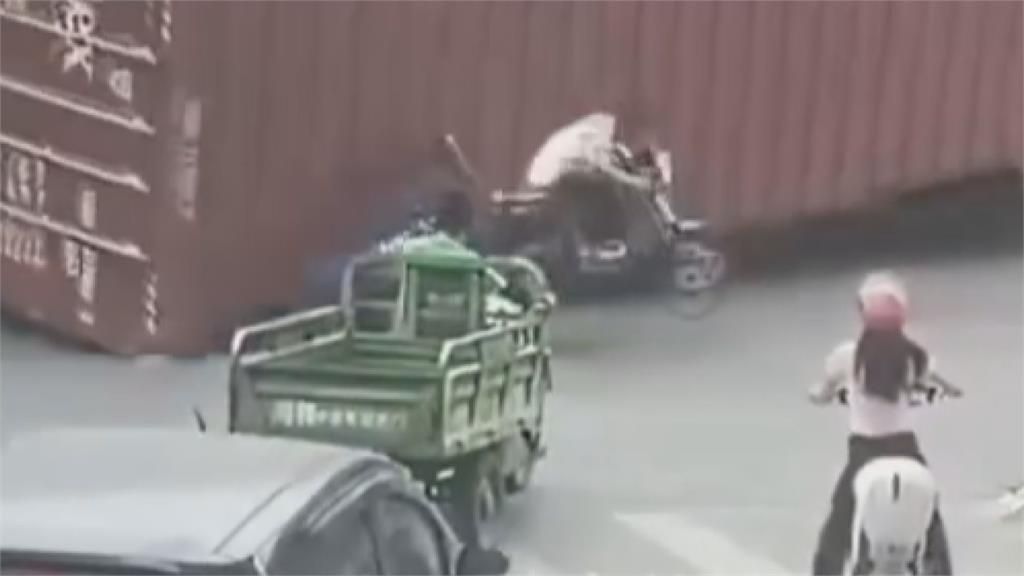 與死神擦肩!貨櫃掉落「當頭砸下」 三輪車駕駛右拐逃命驚險瞬間曝光