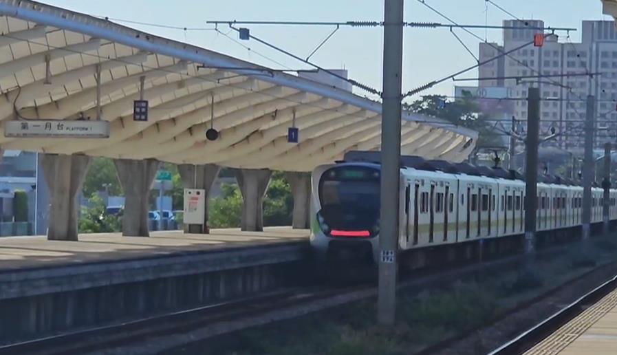 玩命!女子越火車月台警戒線 遭制止竟暴走跳軌幸獲救