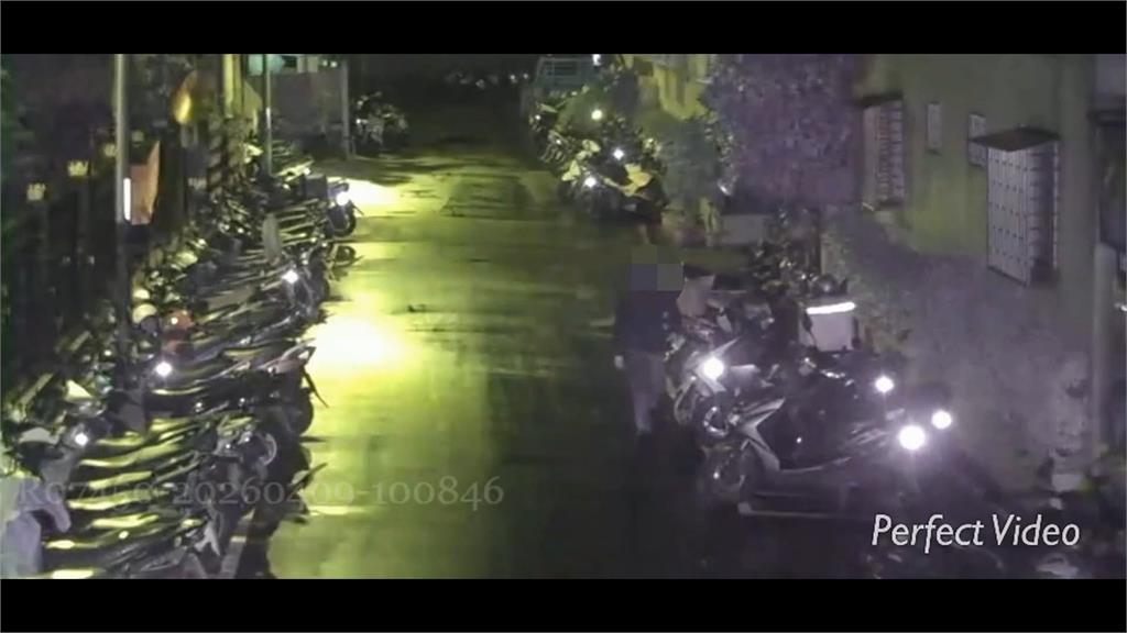 嚇! 女公園散步被"頭套男"尾隨 社區急貼公告示警