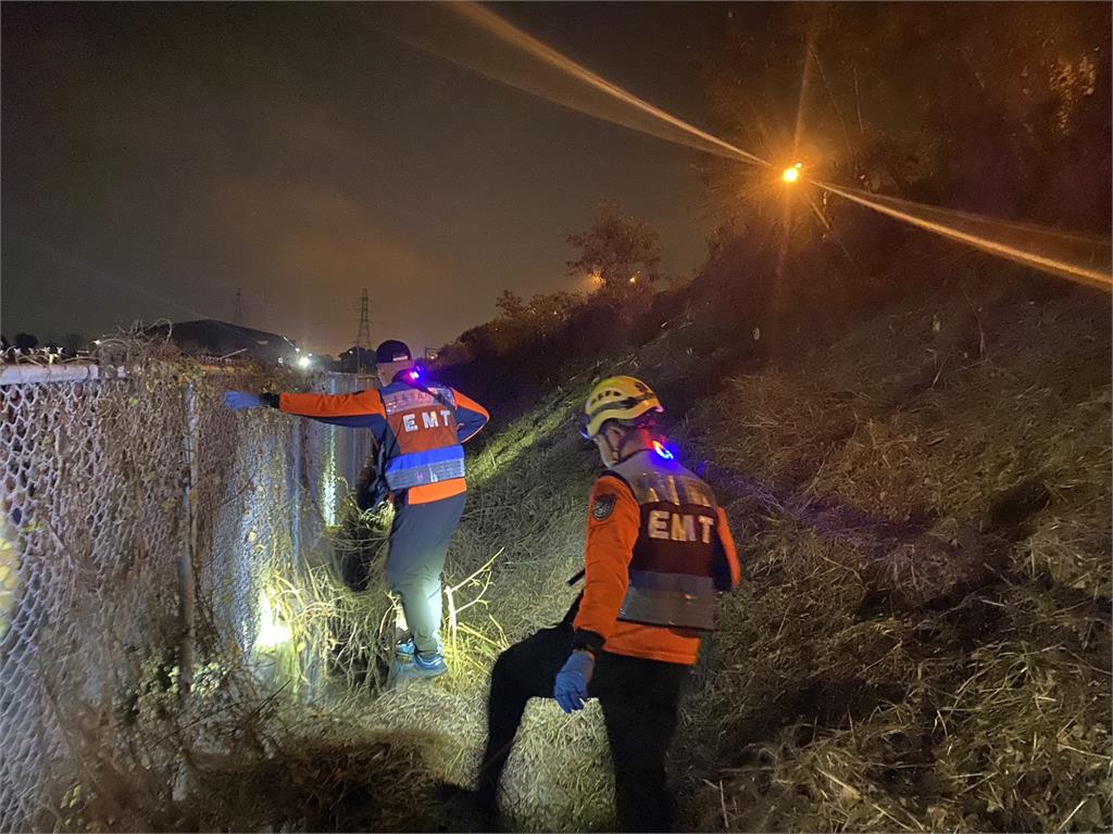 快新聞／黑吃黑？國道上演飛車追逐！男躲惡煞棄車逃命掉20萬現金　